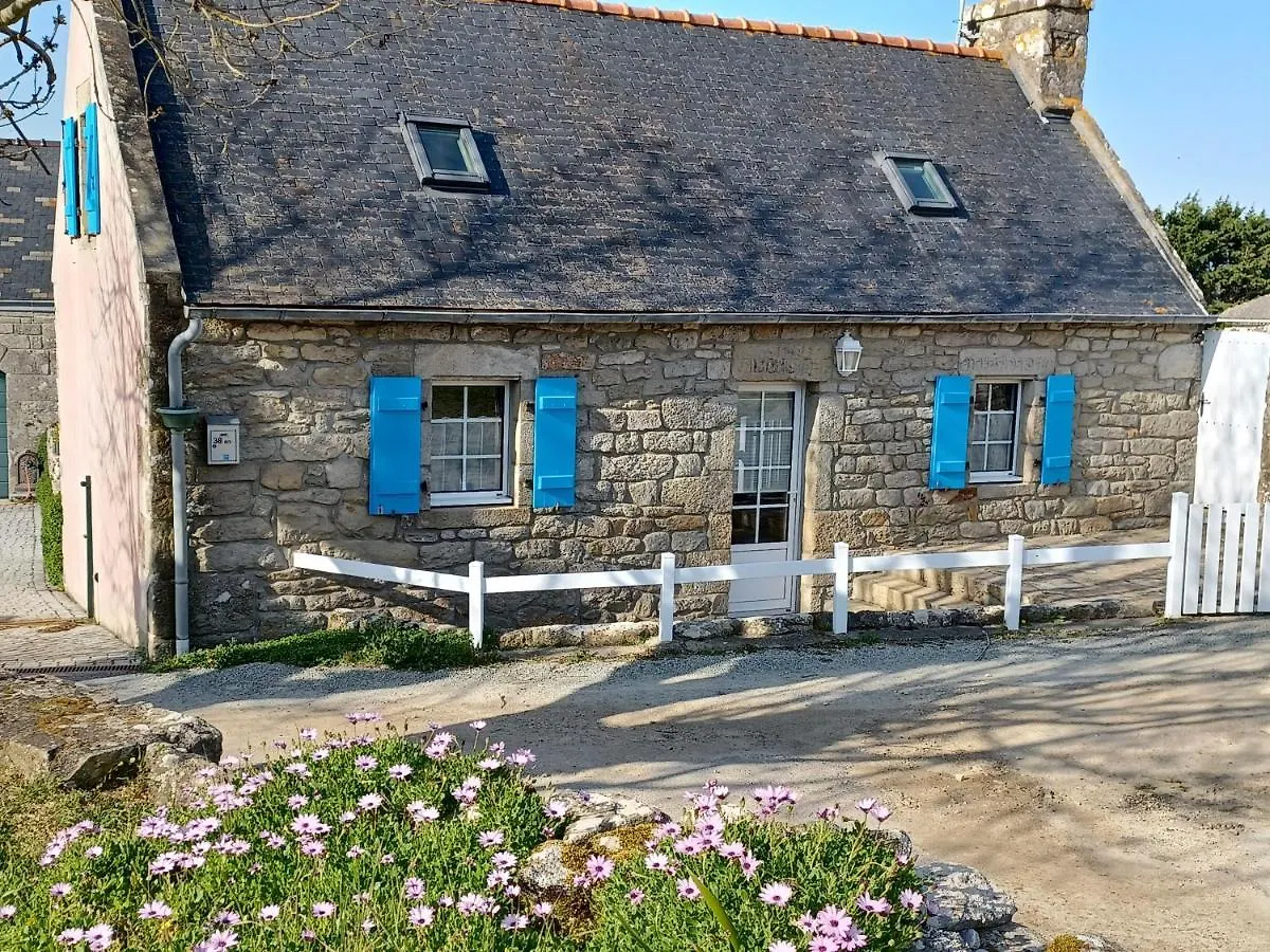 Custren, Esquibien Villa